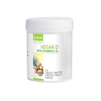 „NeoLife Vegan D“ yra unikalus vitamino D ingredientų derinys iš natūralių šaltinių ir visaverčių maisto produktų, kuris užtikrina puikų veiksmingumą ir biologini prieinamumą.- Sudėtyje yra vitamino D₃ ir vitamino D₂ (cholekalciferolis / ergokalciferolis) - Sudėtyje yra: 1. Vitamino D₃ iš elninių šiurių (Cladonia rangiferina), žinomų kaip šiaurės elnių kerpės, 2. Vitamino D₂ iš mielių ir aukščiausios kokybės grybų (Agaricus bisporus).